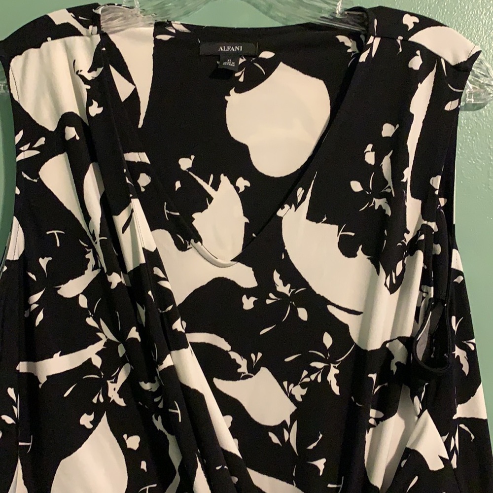 Alfani Sleeveless Draped Black & White Floral Petal Hardware Top Size XL - Picture 7 of 10